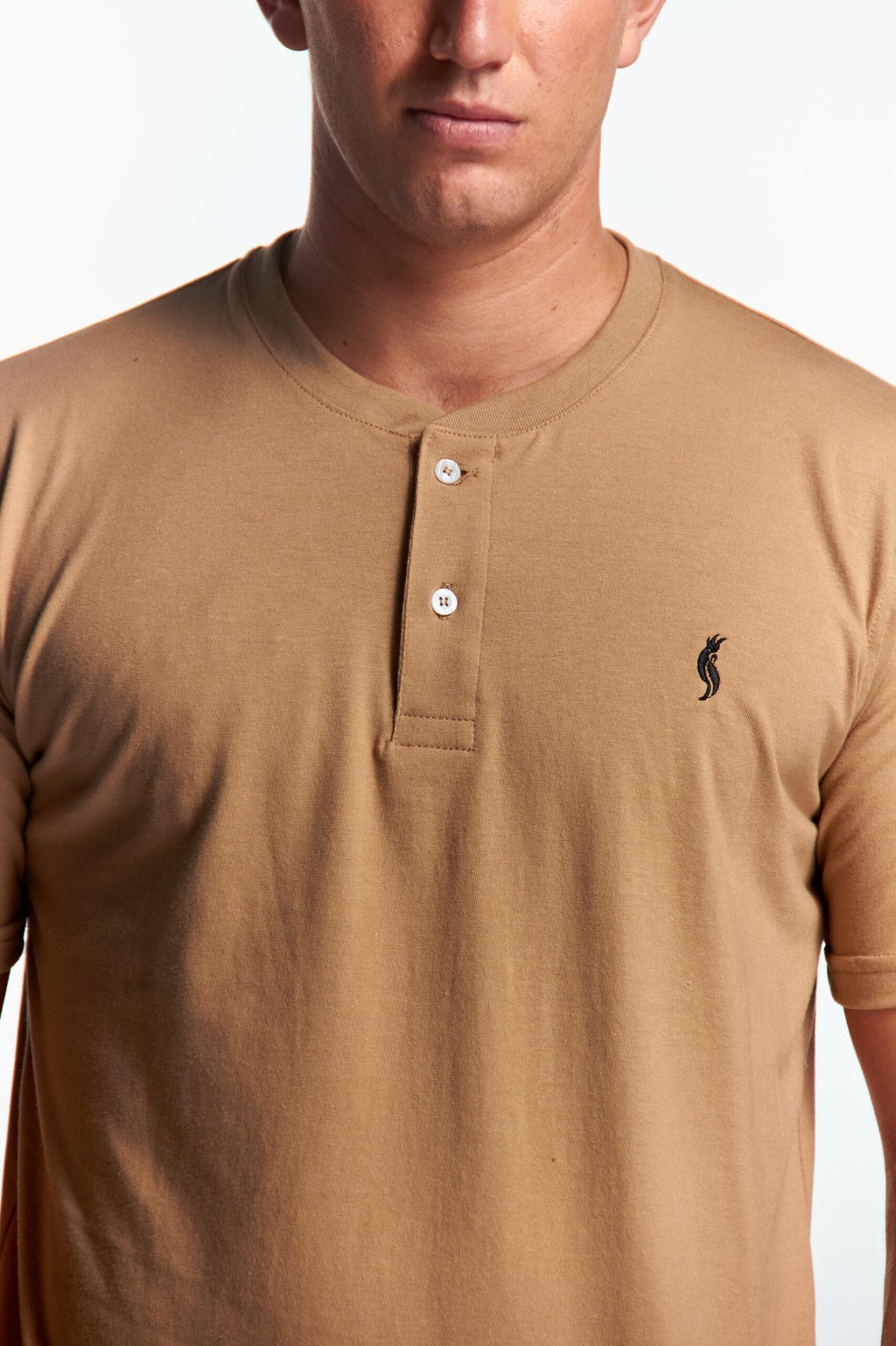 Playera Henley Manga corta Beige