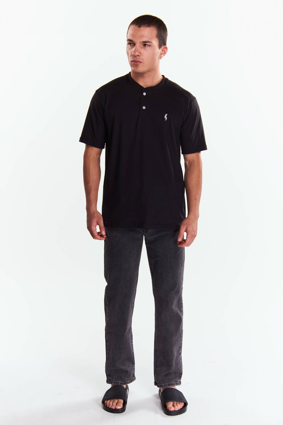 Playera Henley Manga corta Negro