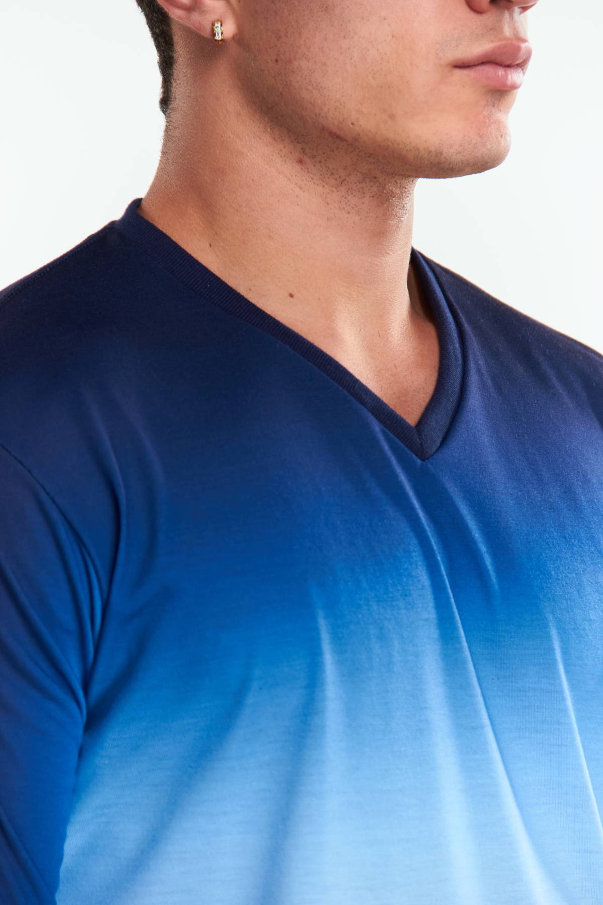Playera Cuello V Manga corta Degradado Azul marino