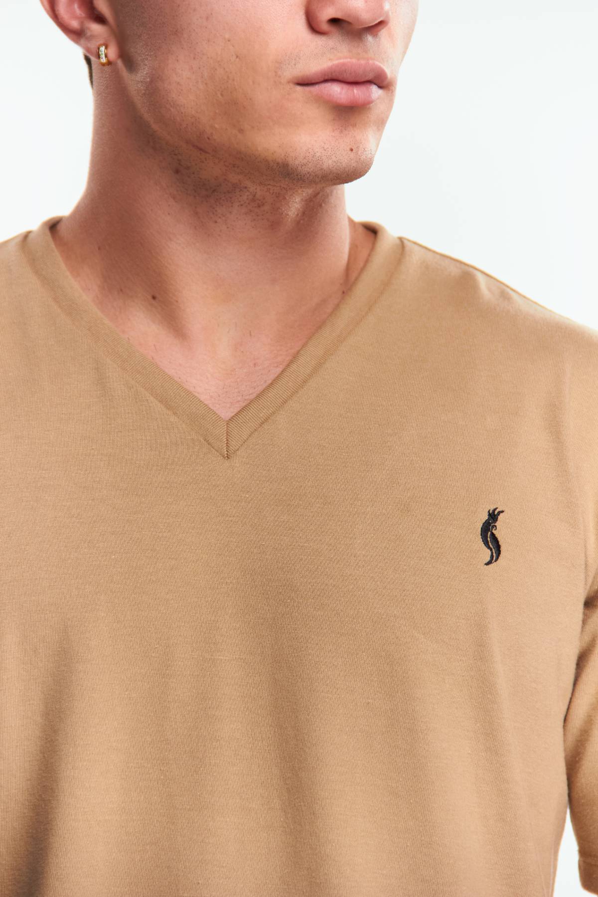 Playera Cuello V Básica Beige