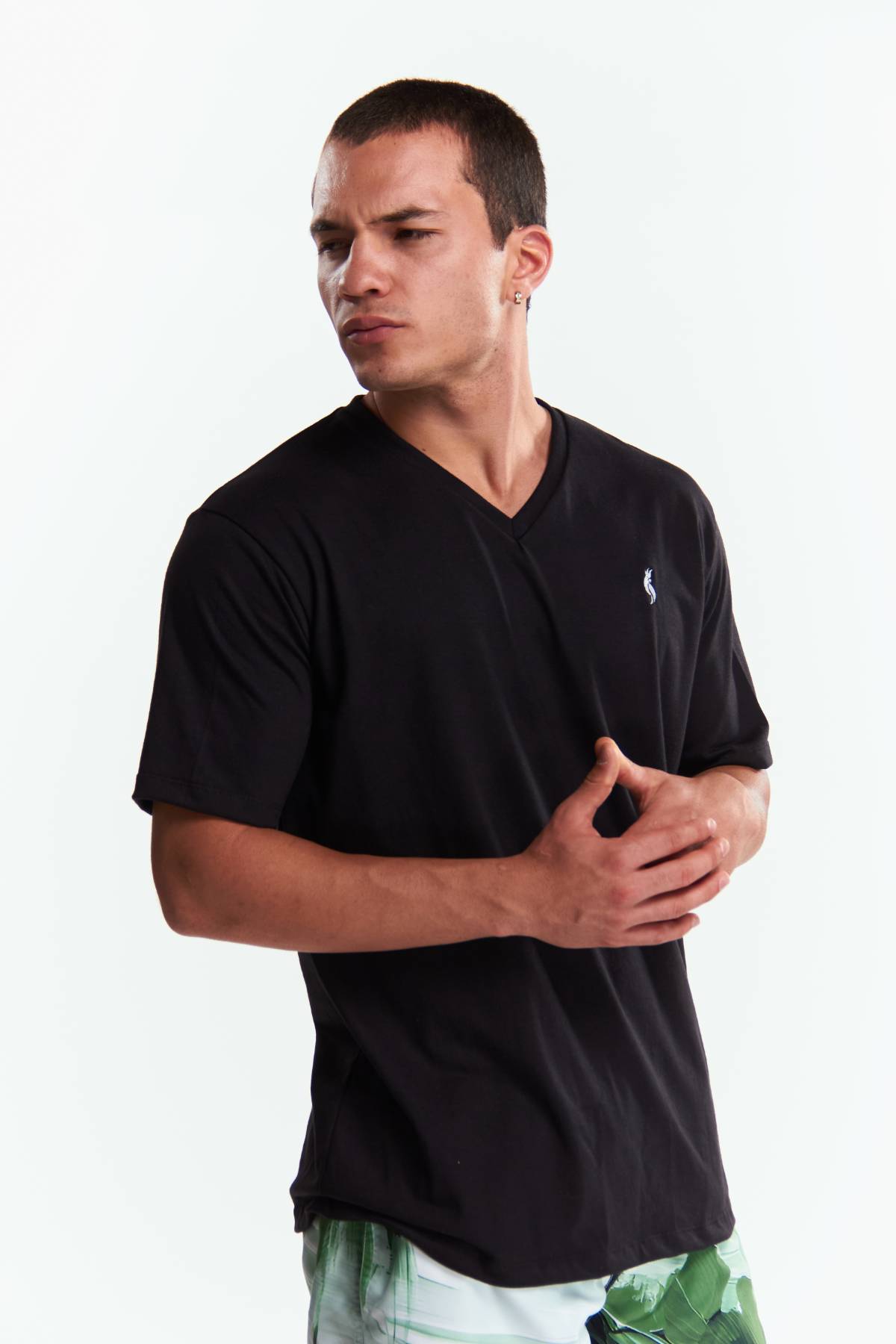 Playera Cuello V Básica Negra