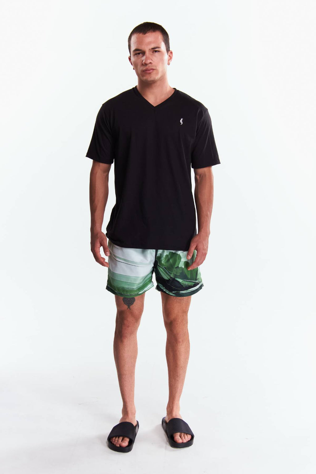 Playera Cuello V Básica Negra