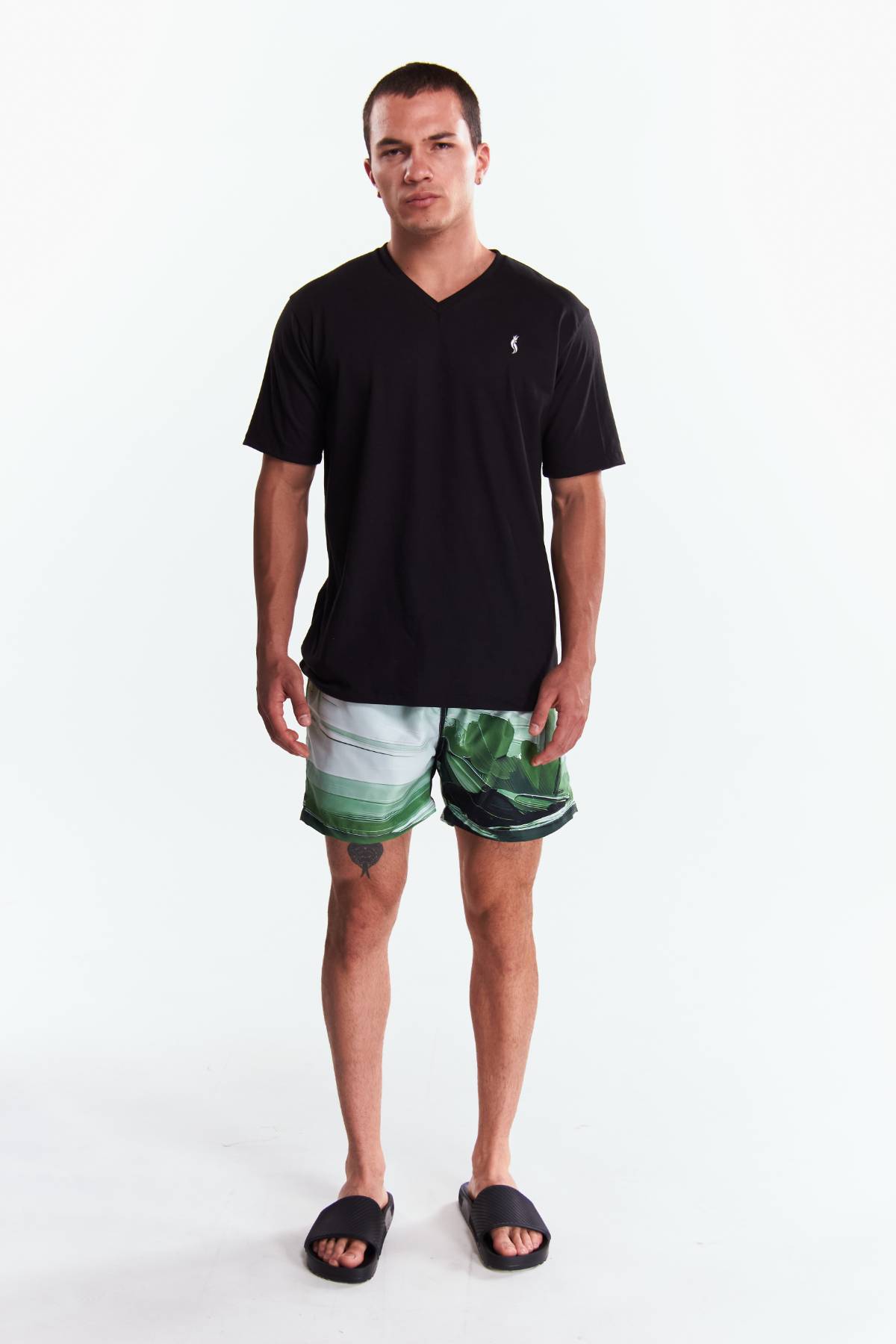 Playera Cuello V Básica Negra