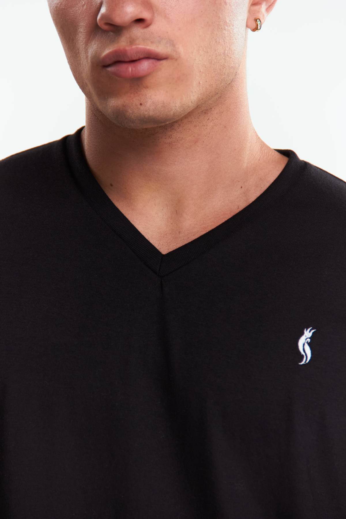 Playera Cuello V Básica Negra